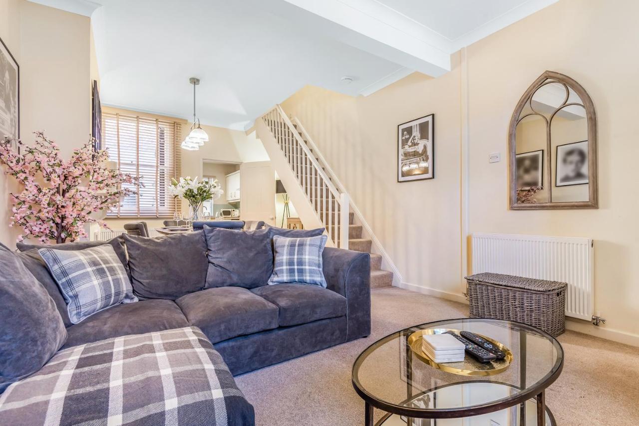 Centre Cottage, Sleeps 6 With Free Parking *