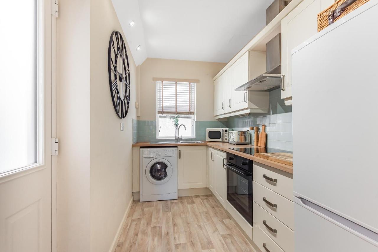 Centre Cottage, Sleeps 6 With Free Parking Holiday home Chester