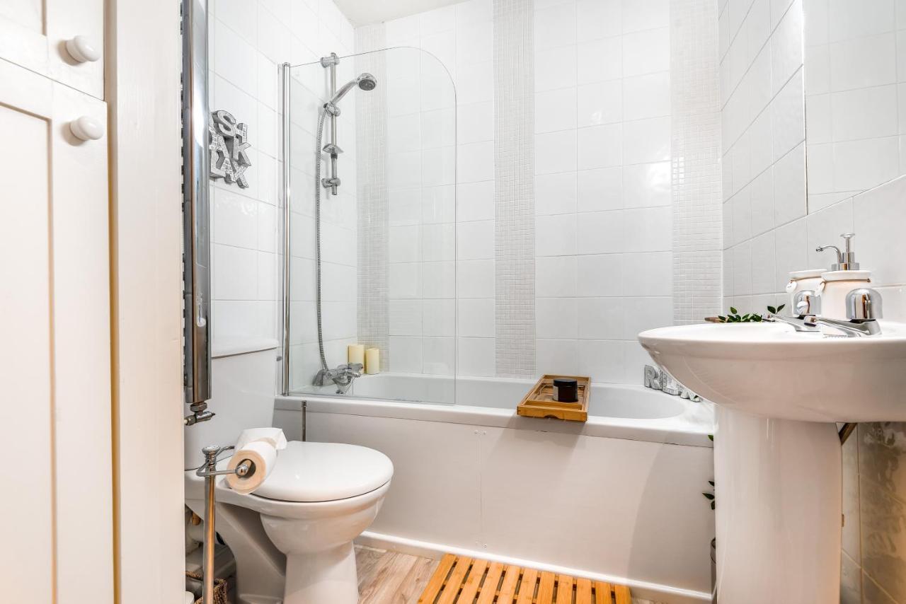 Centre Cottage, Sleeps 6 With Free Parking *