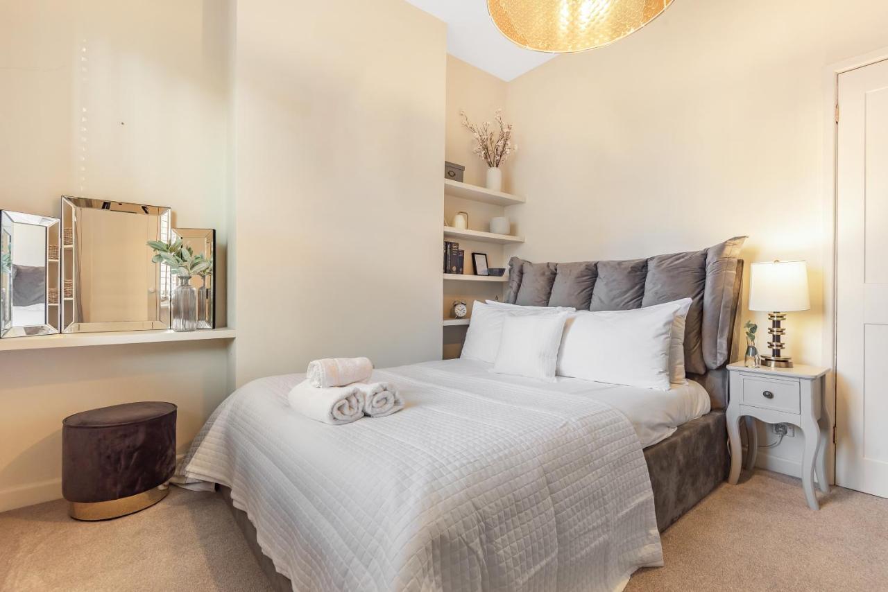 Holiday home Centre Cottage, Sleeps 6 With Free Parking *